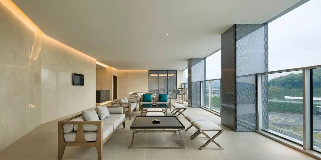 走南闯北头一遭|睡进国际汽联二级赛车场是怎样一种体验？