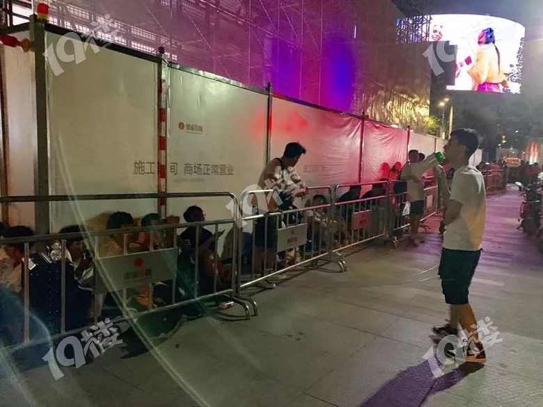 通宵打地铺为了买一双鞋？不止是杭儿风，美国、英国、澳洲……都在排！看得懂吗？