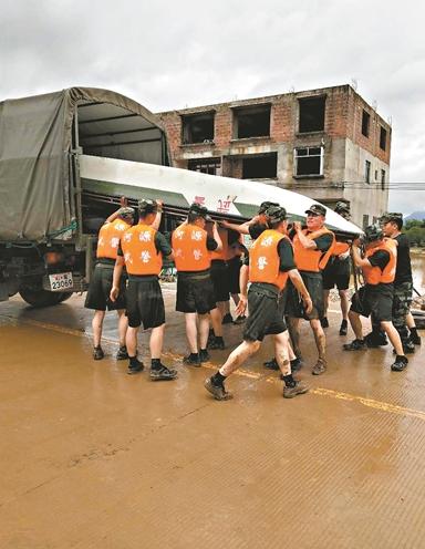 百人救援,警民齐力救助被困车辆