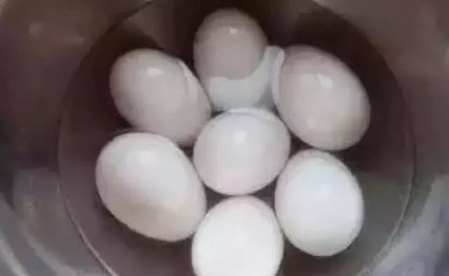 腌制咸鸭蛋，不用坛子不用水，简单几步，腌出的鸭蛋又油又沙