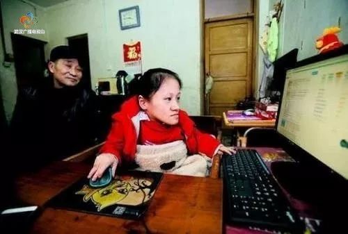 30年前他捡回玻璃女孩,如今她拼命挣钱想救他