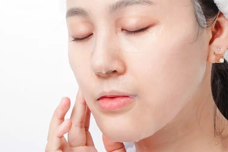 51岁“人间*物尤**”一夜爆红！看完她这张图，200w网友惊呼：我又恋爱了