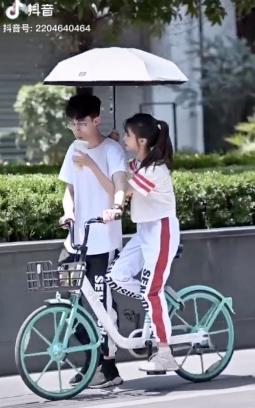 街拍搞笑迷惑行为,揭秘女生拍照的迷惑行为