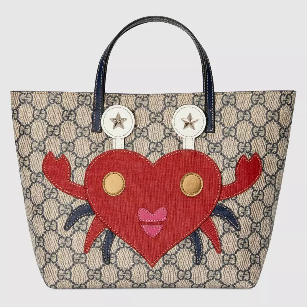 现在的成年人都怎么了,居然和小孩子抢包包