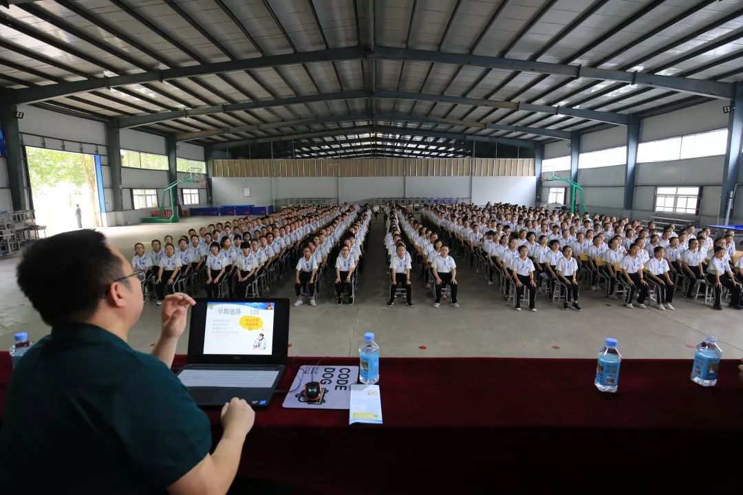 携手急救知识进校园,爱心进校园教你学急救