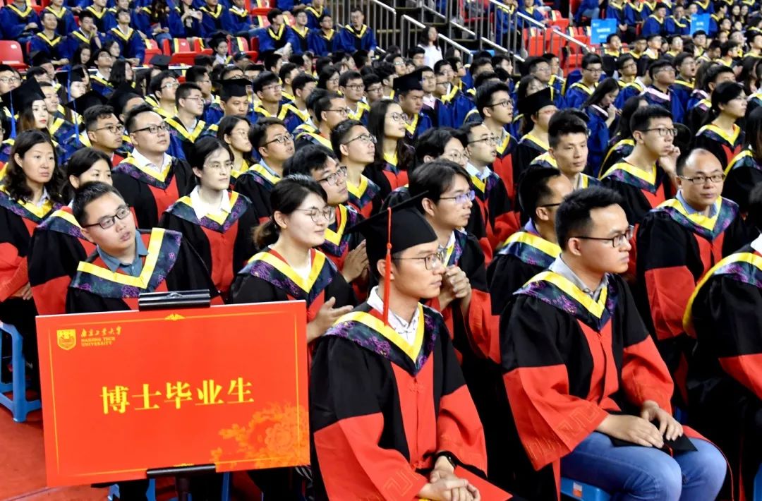 我们毕业了的感人事件,学生们毕业了感动哭了