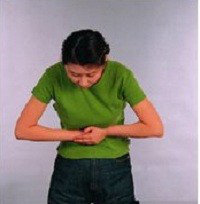 小孩被笔帽异物卡住急救方法,孩子误吞笔帽抢救视频