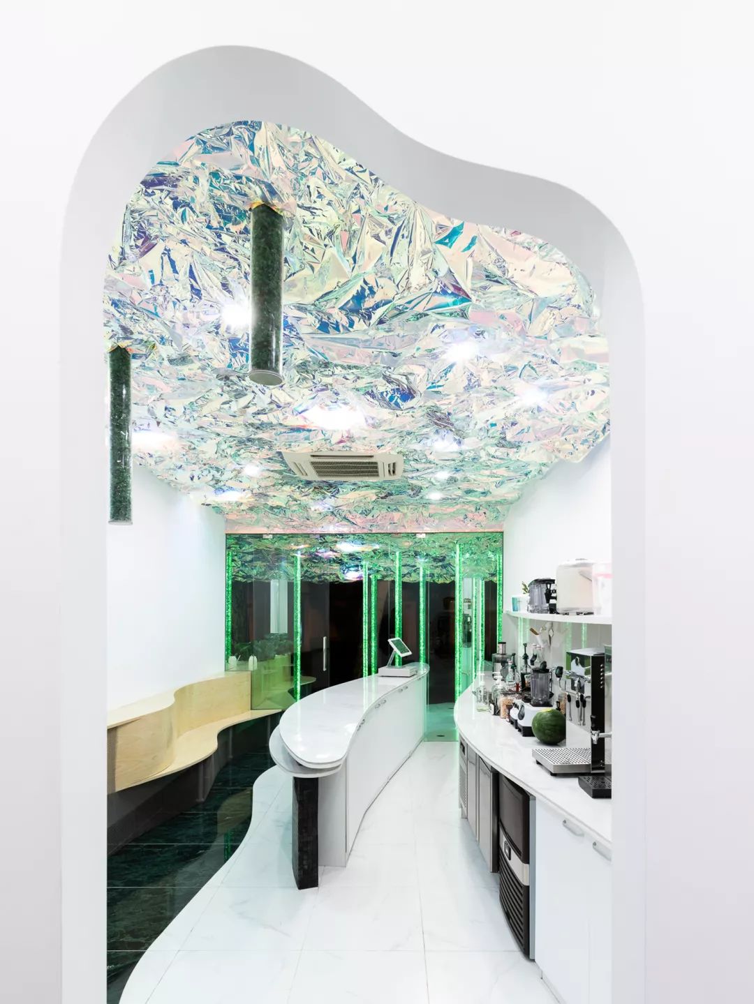 夏天来喝夏天的一杯奶茶,夏天在森林里喝咖啡