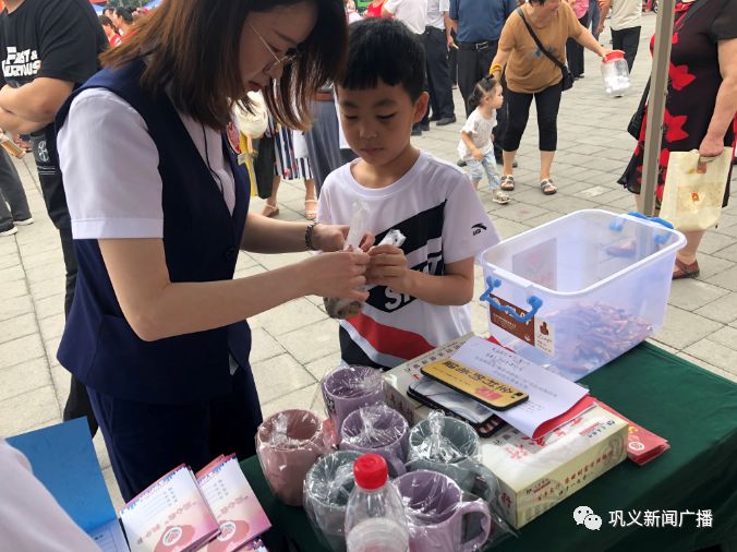 是真的！巩义街头捡烟头可以兑换文具、香皂、冰糕