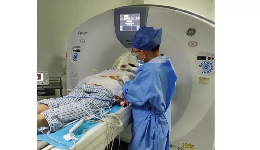 大伯夏季穿两件羽绒服,60岁大爷夏天穿两件羽绒服