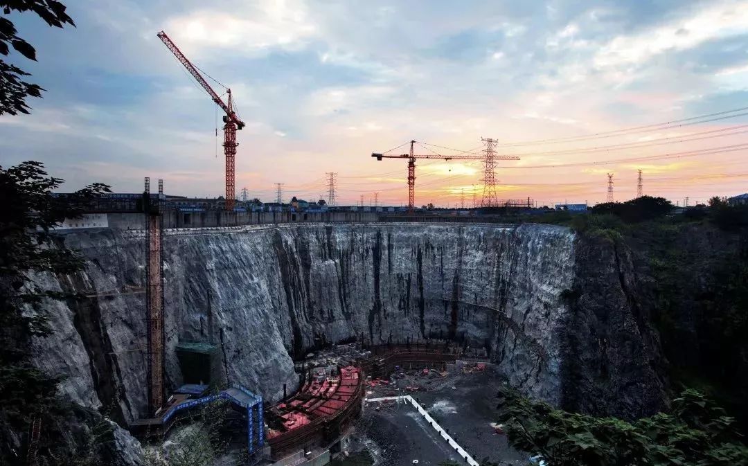 中国深坑酒店建造,为什么深坑酒店被称为建筑奇迹