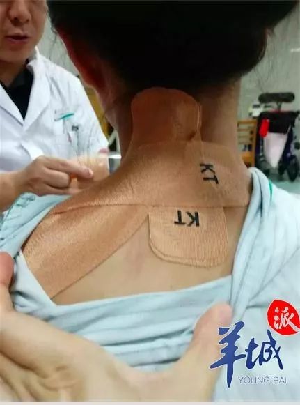 7岁小孩被足球砸到脑门要不要紧,小女孩踢球被撞