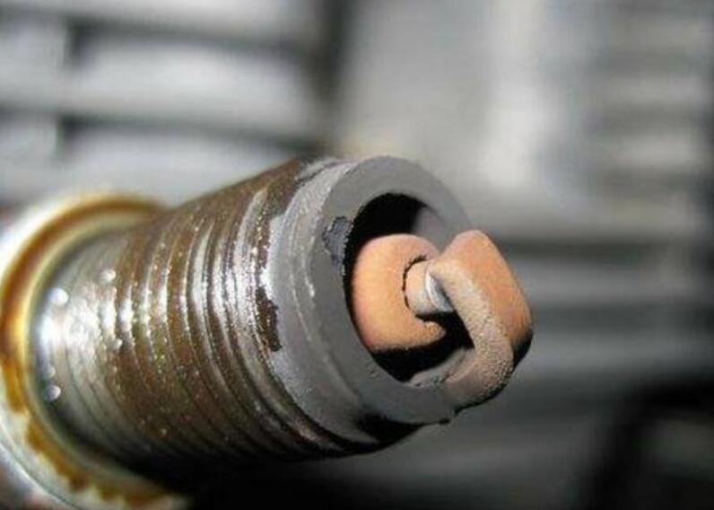 火花塞被烧熔化是什么原因,火花塞装上去就烧黑了