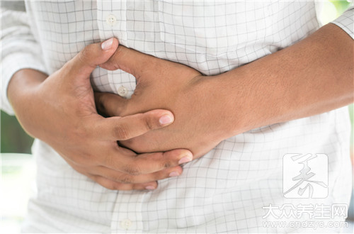 胸腔中间按压疼痛是怎么回事,男性小腹中间按压疼痛怎么回事