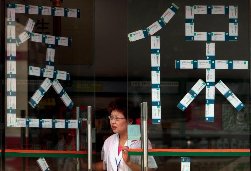 癌症“续命药”进了医保，有些患者却开不到，还有人说，这么贵的药用医保支付不公平