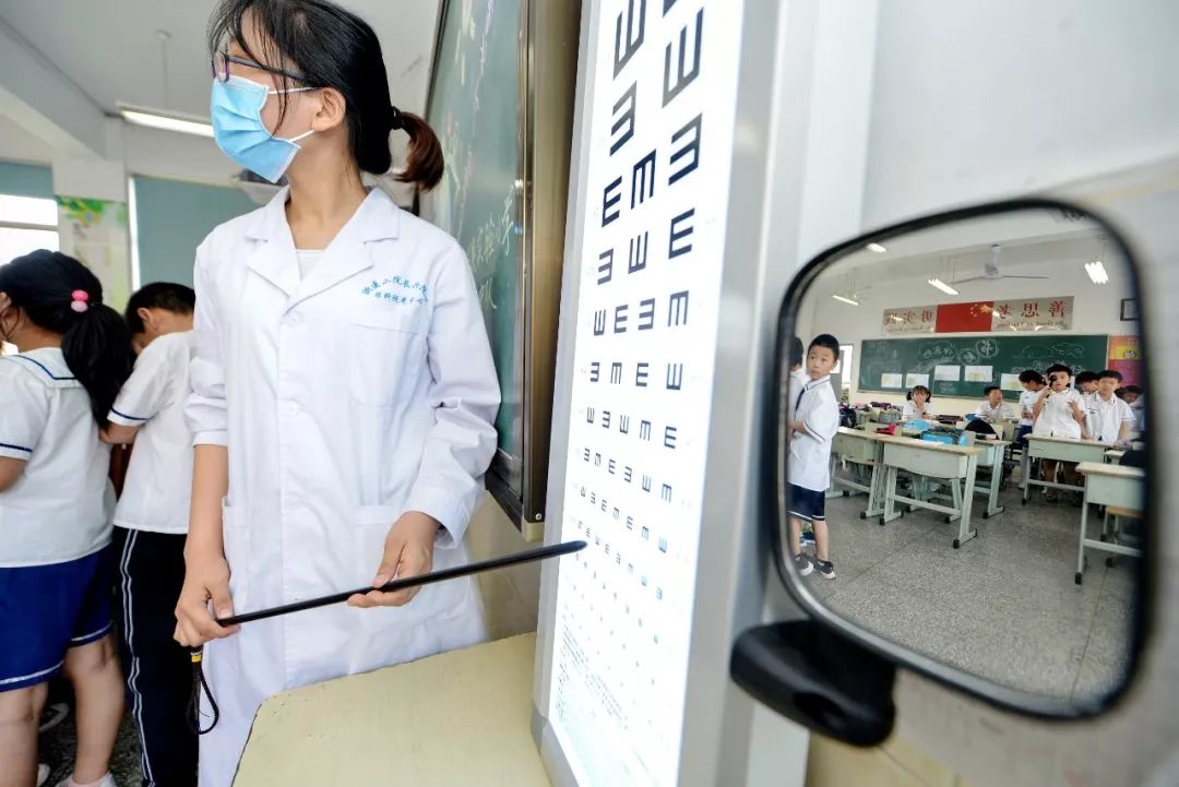 按摩眼睛治近视有真实案例吗,眼部按摩理疗能治疗近视吗