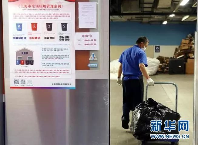 幼儿园小男孩被老师掀开被子,幼儿园小男孩午休被老师发现