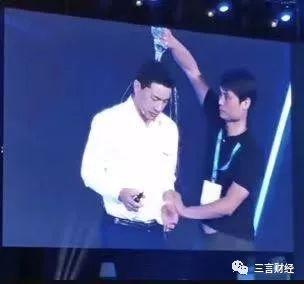 泼矿泉水李彦宏,李彦宏现场被泼冷水