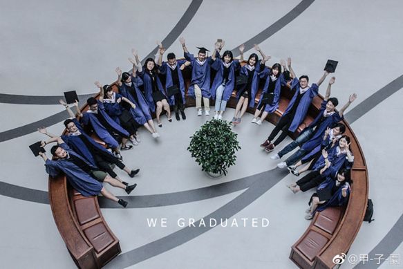 毕业照告别的是我们的青春,毕业照是我们永久的留念