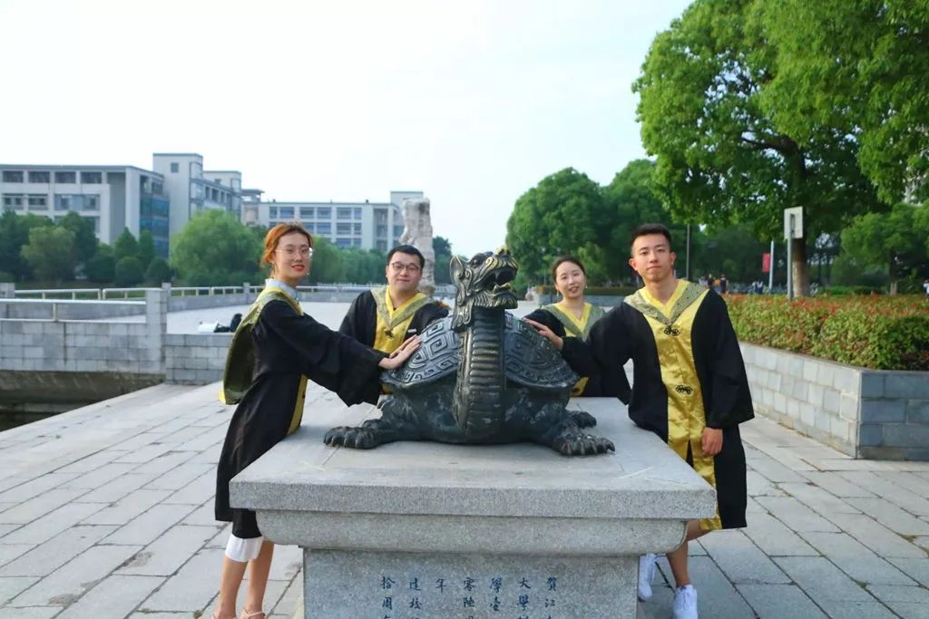 毕业照告别的是我们的青春,毕业照是我们永久的留念