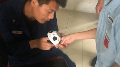 小孩手指卡在塑料圈里怎么办,小孩手指卡在塑料圈里