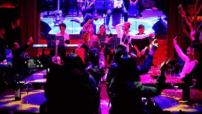 “文艺混血范”仅需138元抢胡桃里超值套餐，招牌酸菜鱼+茶树菇炒腊肉+葡萄酒等，美食美酒一站式搞定