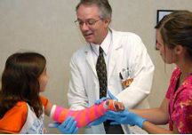 孩子手骨折如何提醒大家注意,小朋友骨折的预防