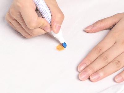 白色衣服上弄上了辣椒油怎样洗掉,衣服溅了红辣椒油怎么洗也不掉