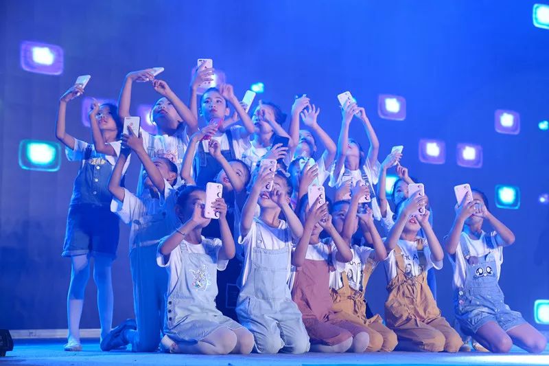 辉煌70载，娃娃送华章——我区举行喜迎建国七十周年消夏晚会