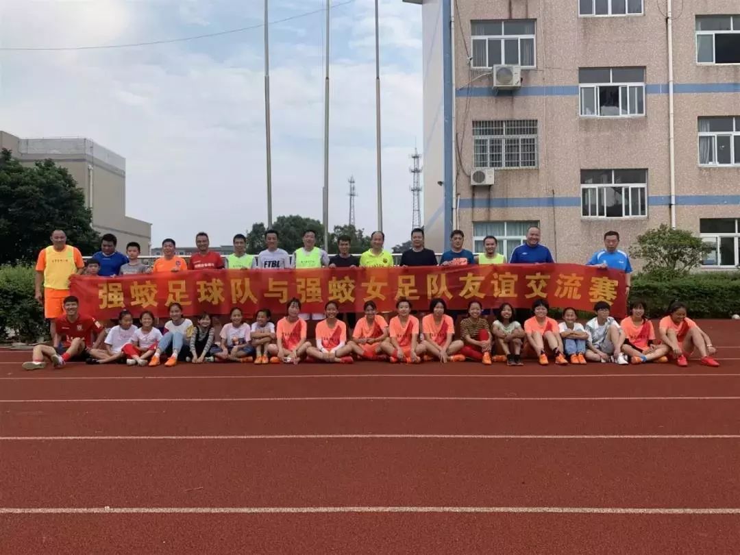 公益体彩爱心助学,体彩公益金捐赠小学体育器材