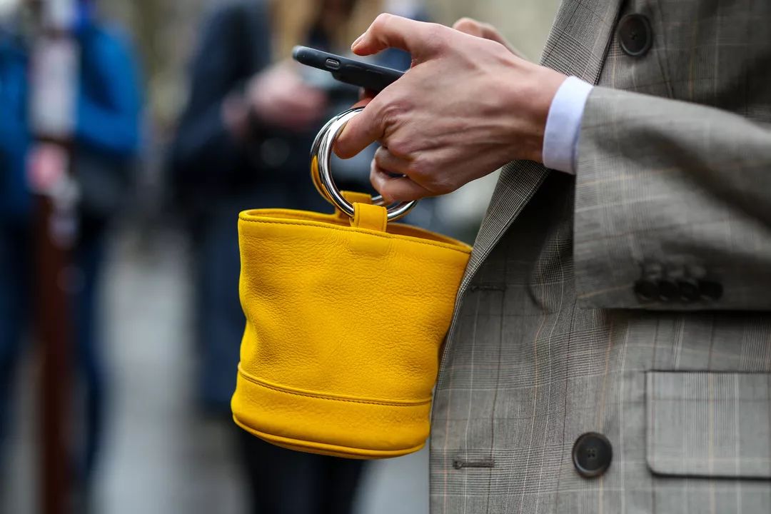 刘雯斜挎休闲包,今年流行的刘雯同款包