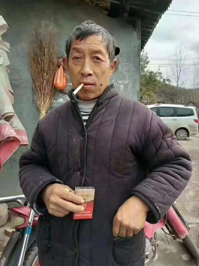 河南农村小伙照顾四名智障亲人,一村民收留聋哑老人6年