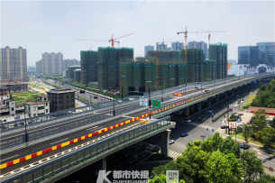 隔一条街房价相差一半要怎么说,隔条马路房价差2000