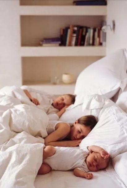 睡觉是应该多穿衣服还是少穿衣服,科普睡觉时到底要不要穿衣服
