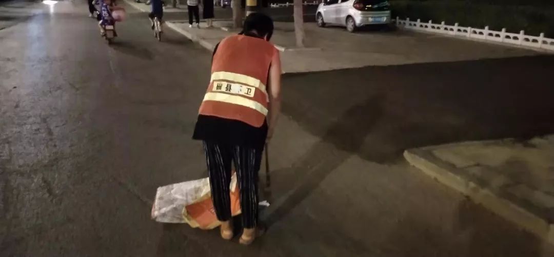 高温下，磁县娇艳的“城市黄玫瑰”