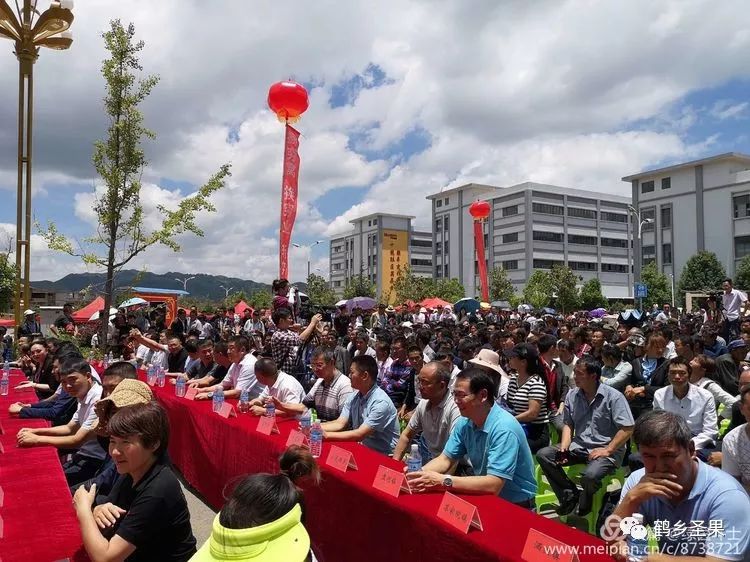 红路彩旗舞易地搬迁擂战鼓