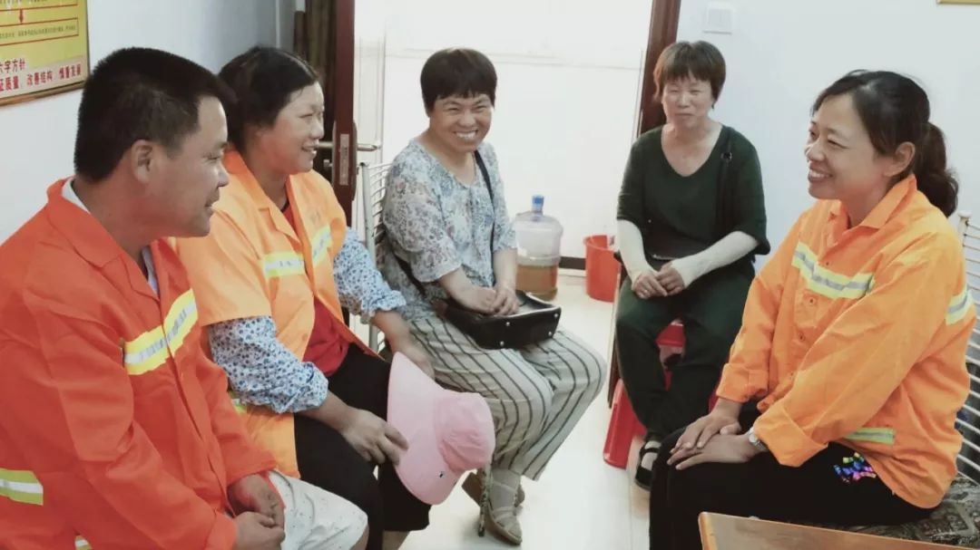 致敬！把扫大街当“学问”做的“拼命女郎”