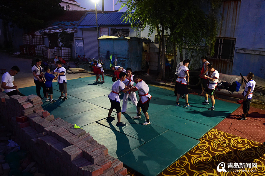 “沧口跤王”有了自己的摔跤馆：曾上央视亮绝活