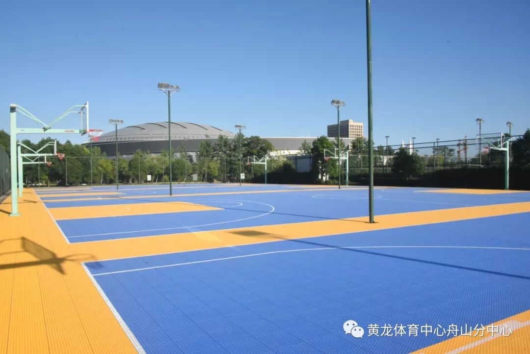 黄龙体育中心近日视频,黄龙体育中心室外篮球场