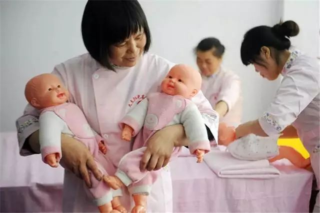 月嫂带小孩不哭的内幕,月嫂必须知道的9件事