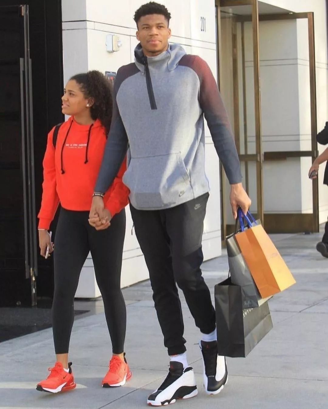 中国男篮拿2个金牌,世预赛中国男篮红白款上脚球鞋