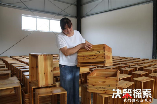 扶贫车间制衣忙村民致富有奔头,扶贫小作坊成致富大车间