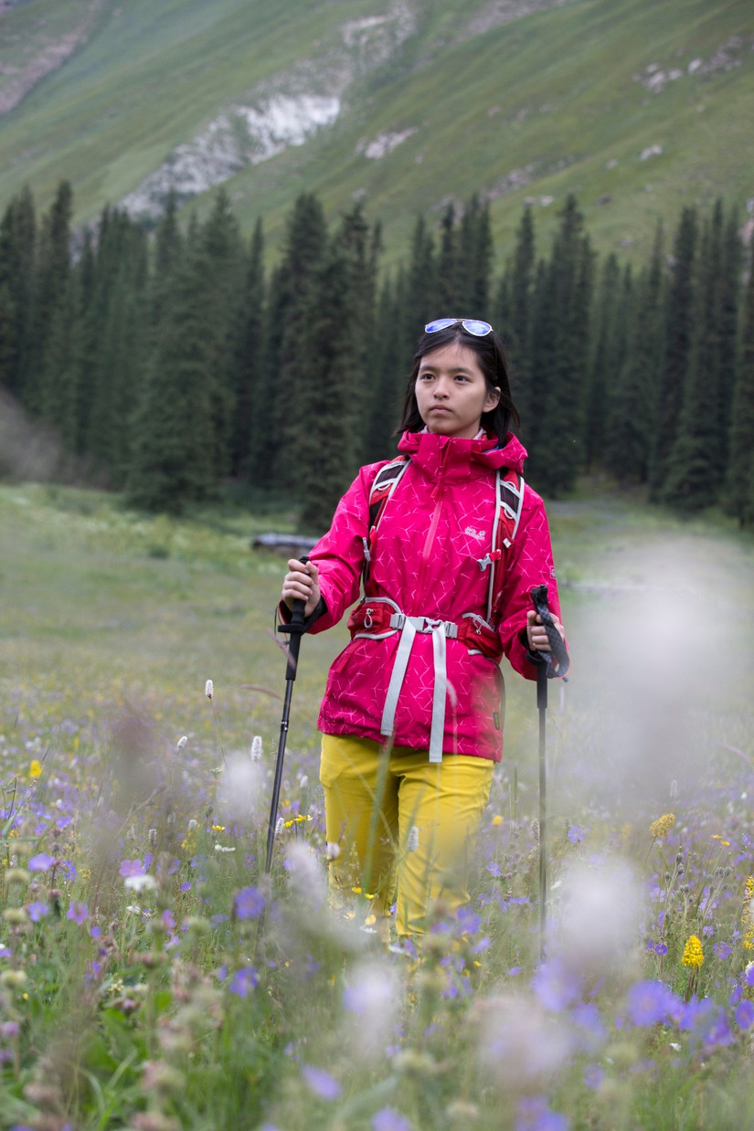 伊犁那拉提旅游冲锋衣穿搭,新疆伊犁风景冲锋衣