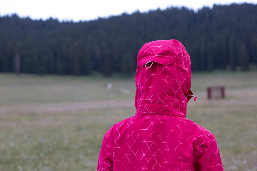 伊犁那拉提旅游冲锋衣穿搭,新疆伊犁风景冲锋衣