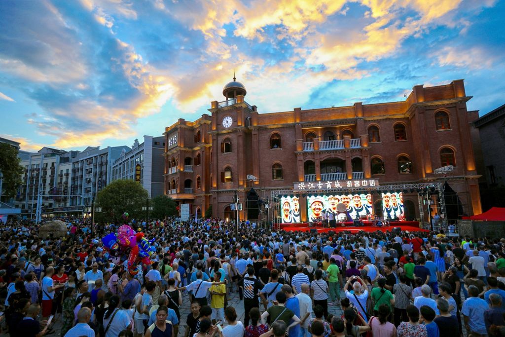 数千名登山爱好者齐聚,千名登山爱好者徒步山间