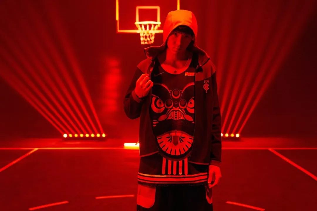 nike联名侃爷,nike侃爷红色椰子限量版穿法