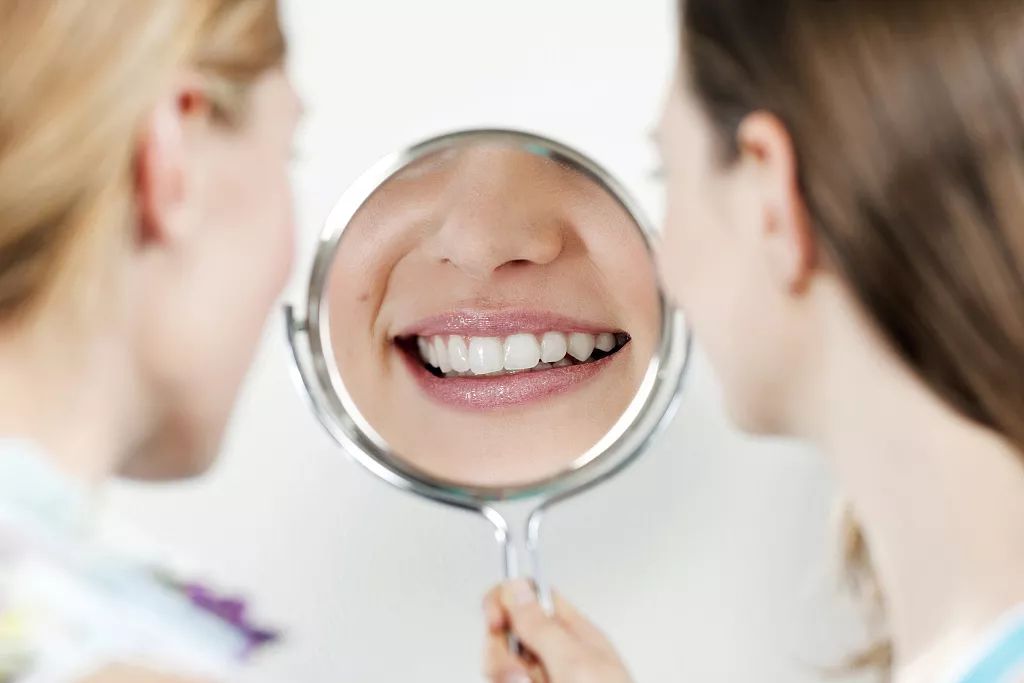 已换牙牙缝大最好的解决方案,45岁以后牙缝大塞牙如何修复