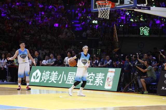 周杰伦林书豪合拍,周杰伦林书豪友谊赛昆凌现身