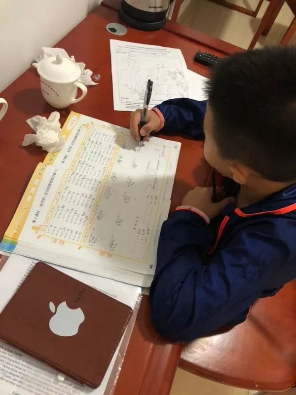 希望之花直播现场,u10-u14篮球训练行进间