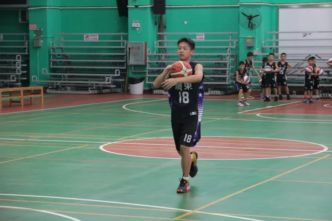 希望之花直播现场,u10-u14篮球训练行进间